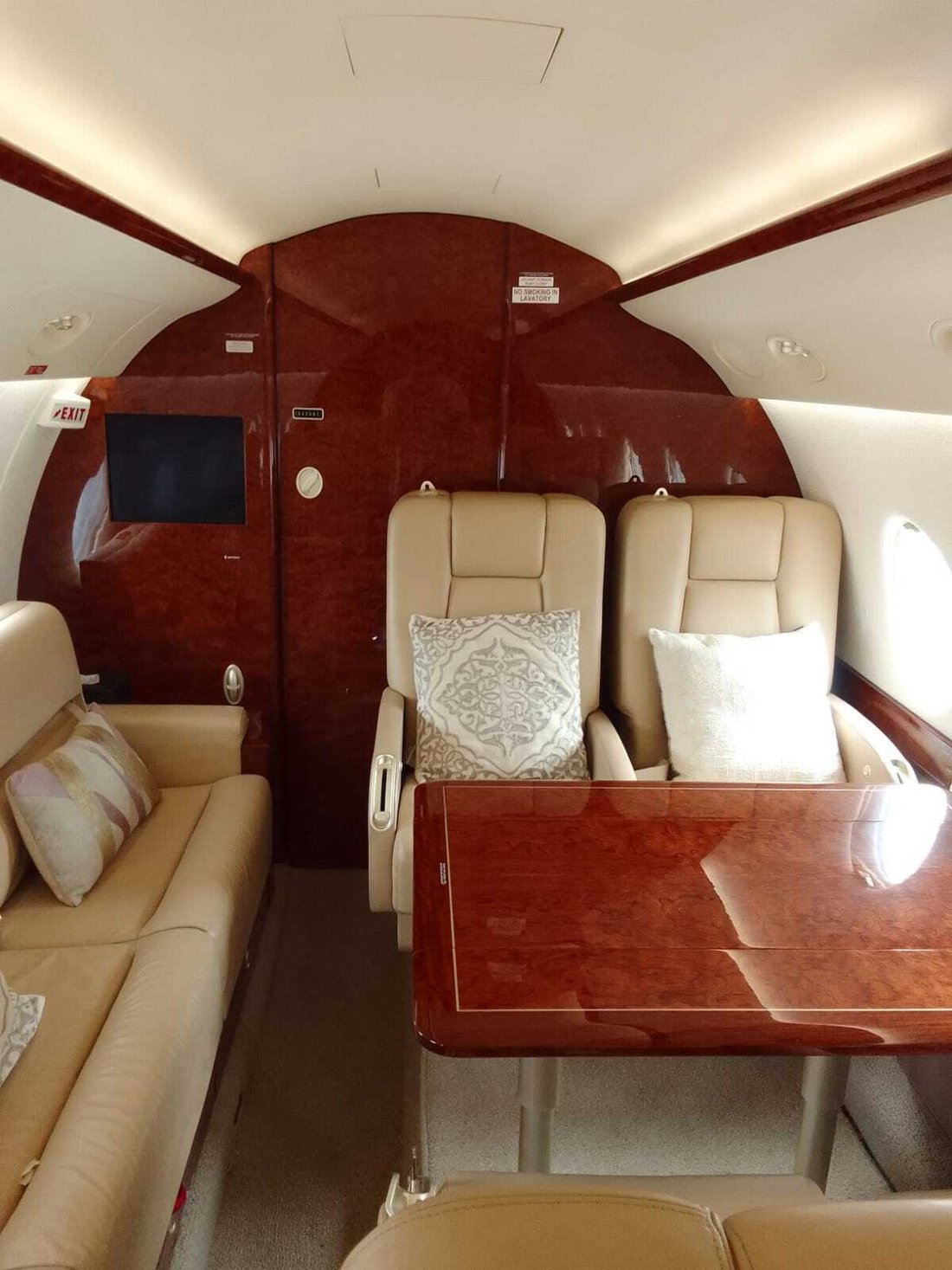 Midsize Jet in Dublin, County Dublin, Ireland 4 - 14384102