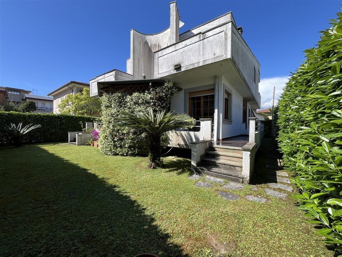 Villa in Ronchi, Massa, Italy 1 - 14392838