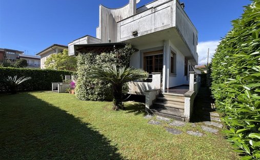 Villa in Ronchi, Massa, Italy 1