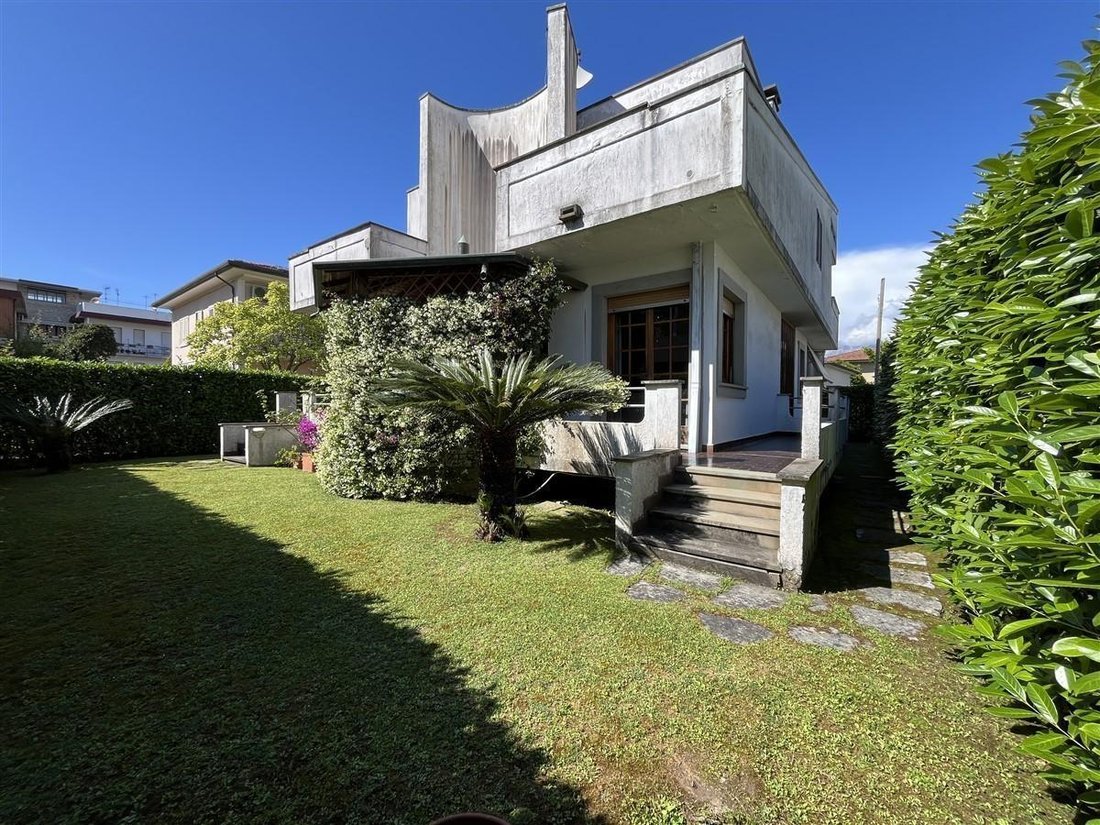 Villa in Ronchi, Massa, Italy 1 - 14402302