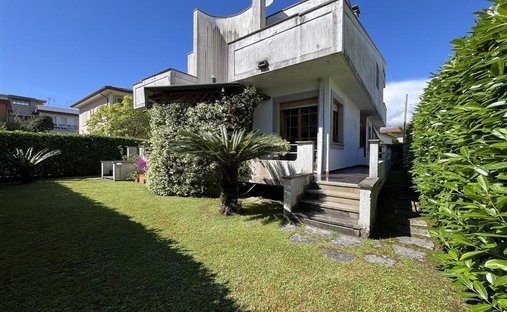 Villa in Ronchi, Massa, Italy 1