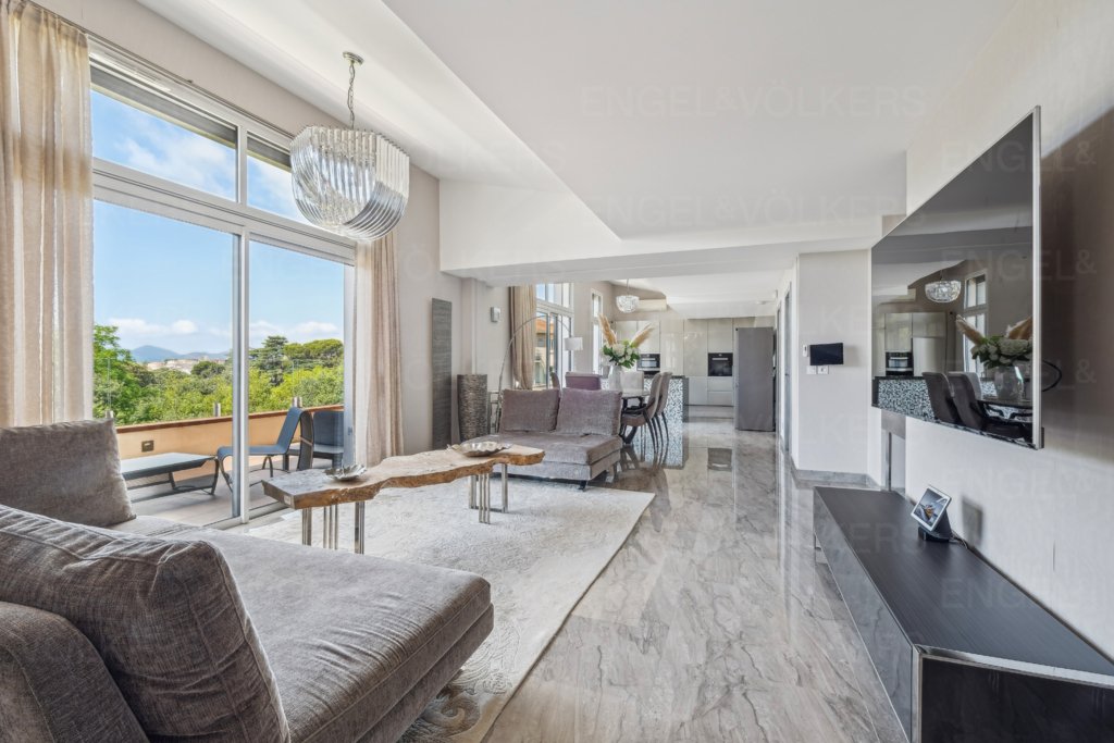 Spacious Penthouse Apartments With Private Game Room photo