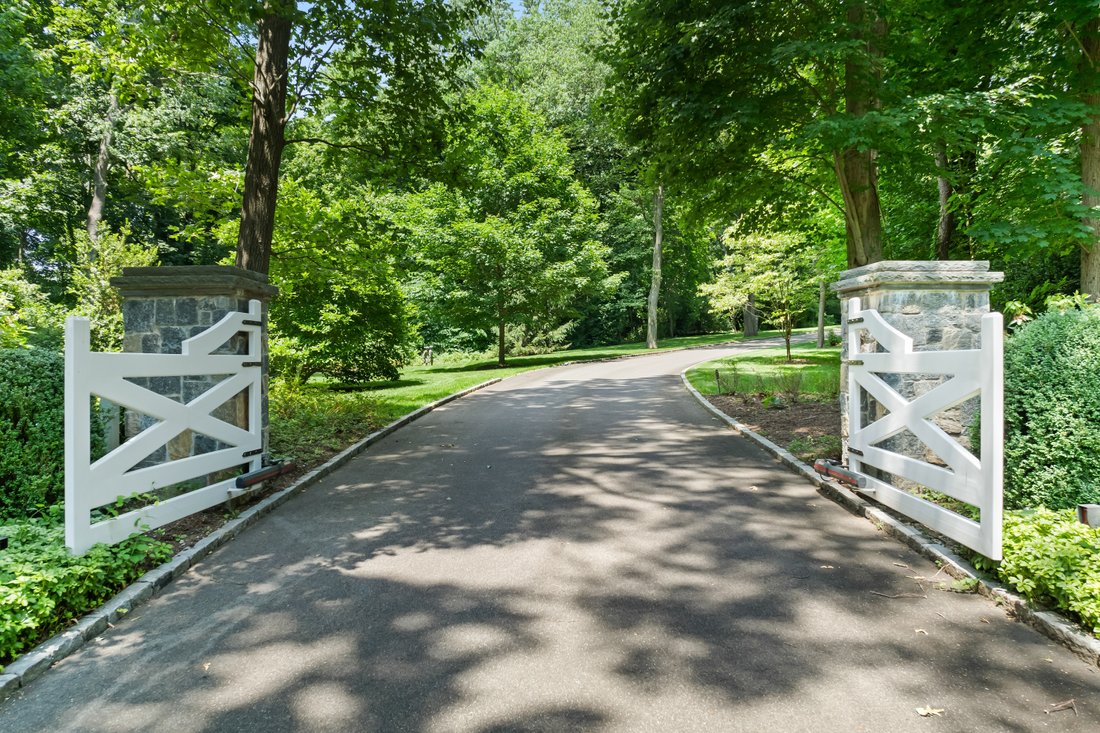 108 Piping Rock Road, Locust Dans Locust Valley, état De New York ...