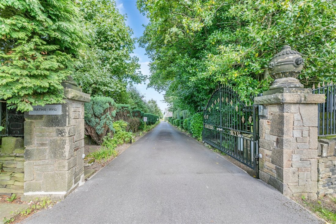 4 Bedroom Detached House For Sale In In Brighouse, England, United