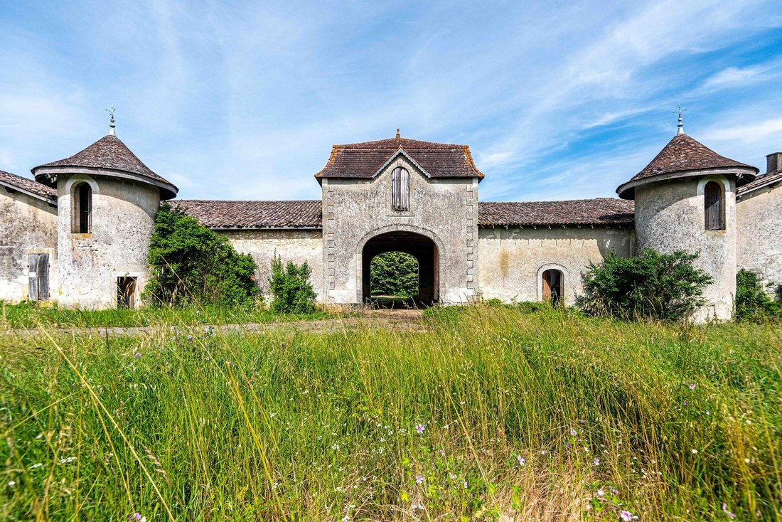 Le Marin’s Slumbering Grandeur: A 19th-Century Château Awaits Its Renaissance in Bordeaux’s Vine-Kissed Hills