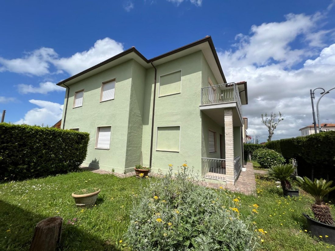 Villa in Cecina Centro, Cecina, Tuscany 1 - 14415402