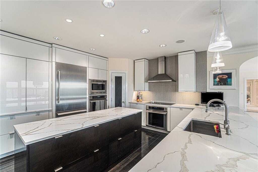 Beautifully Remodeled Sulgrave Plaza In Kansas City, Missouri, United