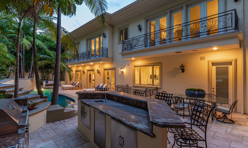 1350 Benedict Canyon Dr In Los Angeles, California, United States For ...