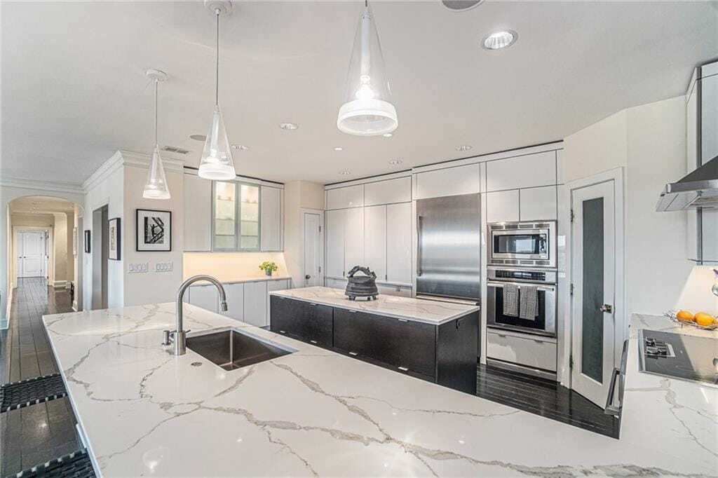 Beautifully Remodeled Sulgrave Plaza In Kansas City, Missouri, United