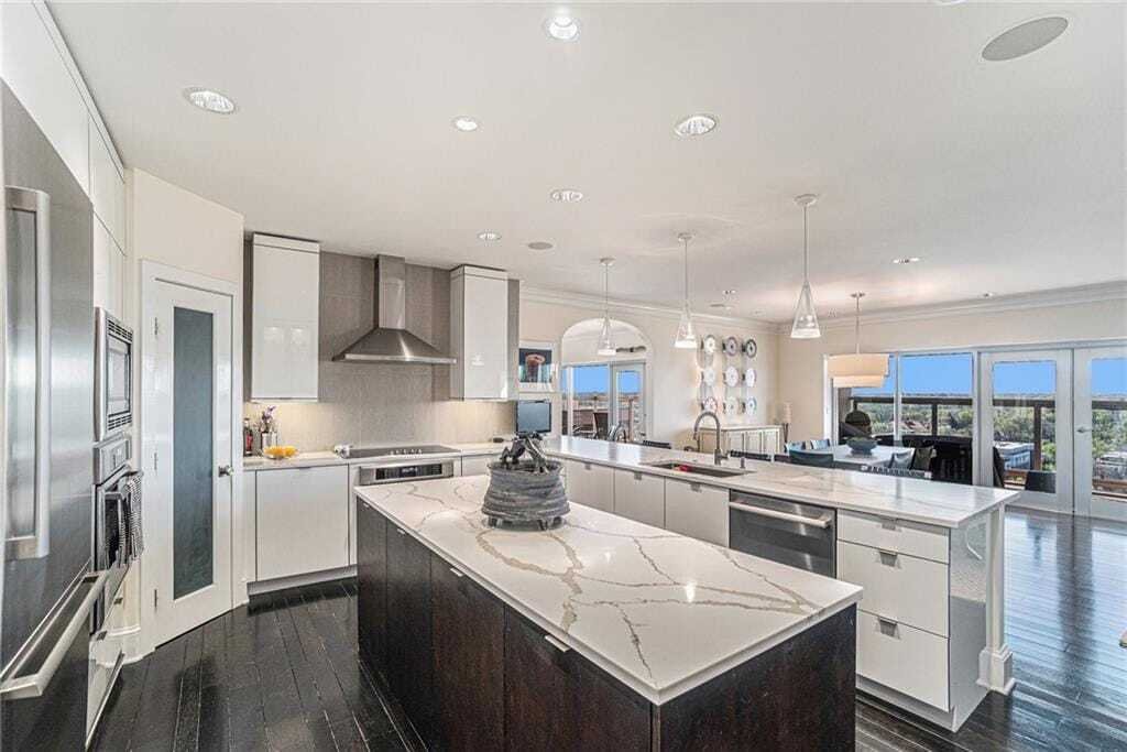 Beautifully Remodeled Sulgrave Plaza In Kansas City, Missouri, United