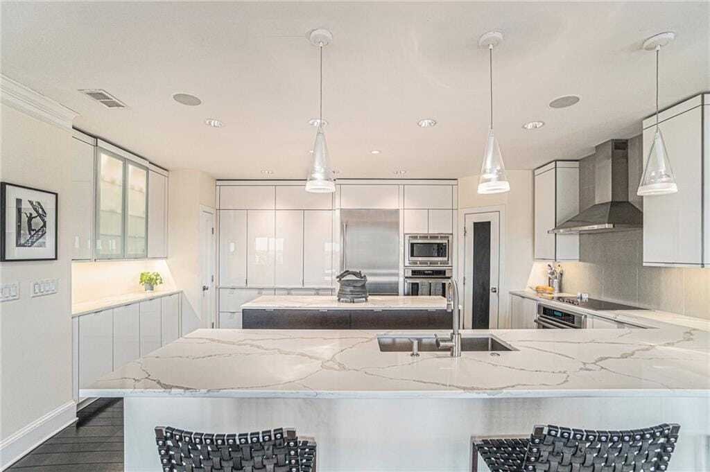 Beautifully Remodeled Sulgrave Plaza In Kansas City, Missouri, United