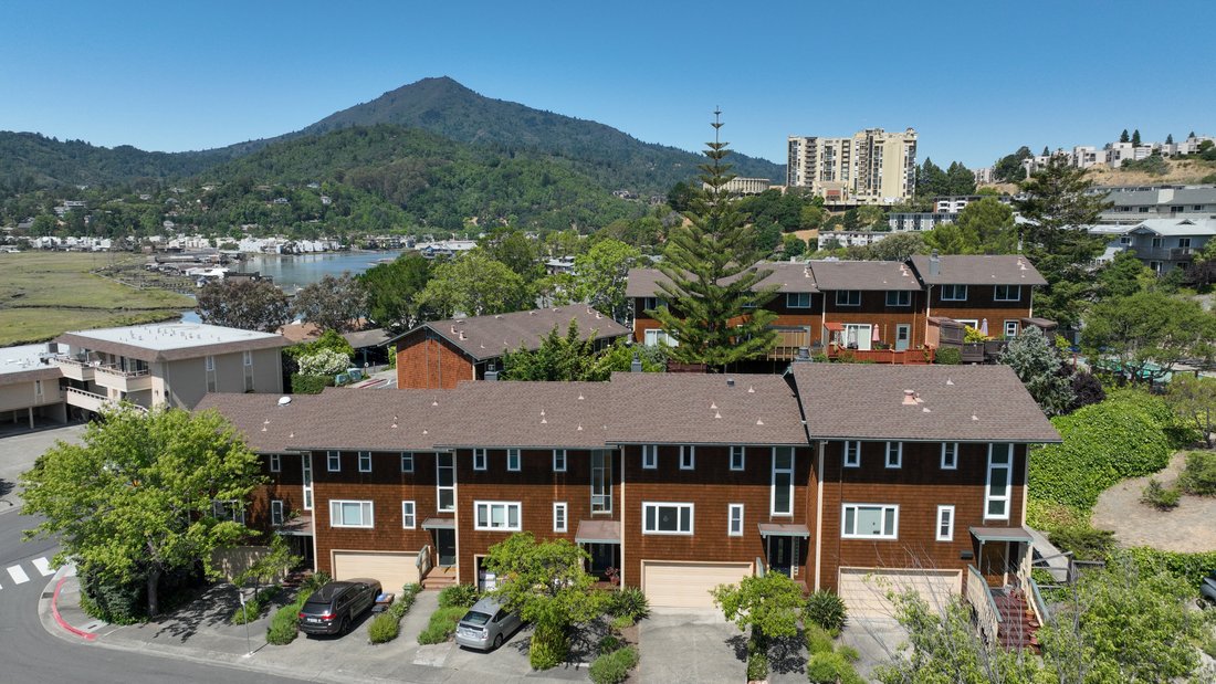 Brown Shingle Townhome In Coveted In Larkspur, California, United