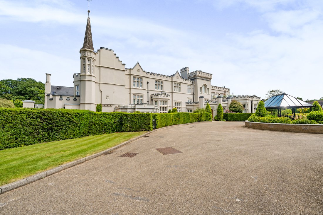 Apartment in Kingswood, Reigate and Banstead, England 3 - 14418311