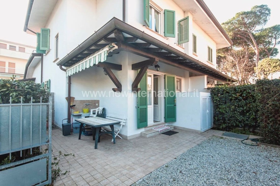 House in Vittoria Apuana, Forte dei Marmi, Tuscany 3 - 12508053