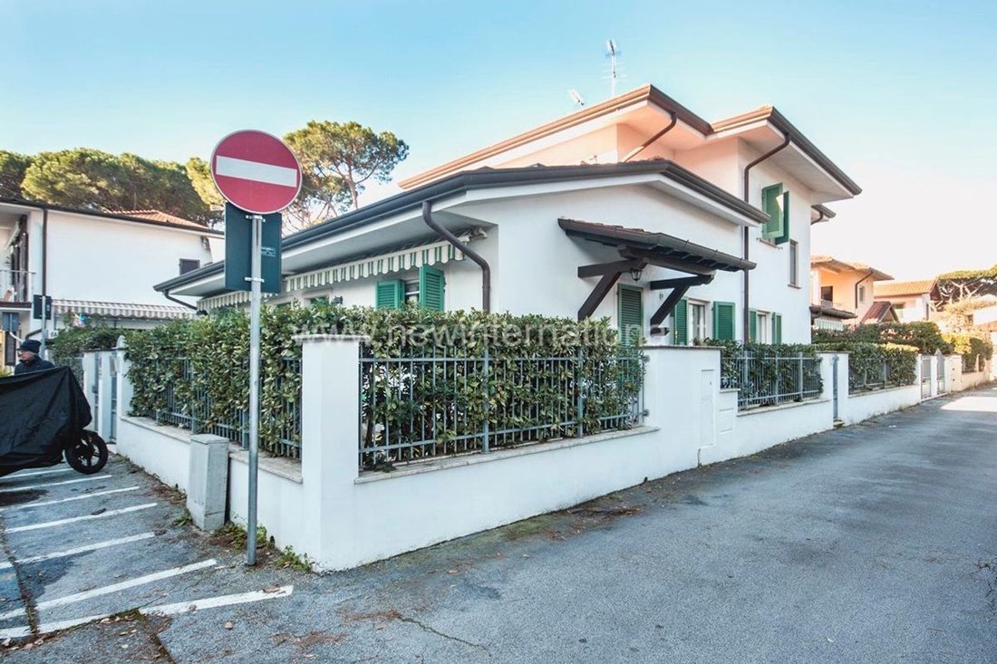 House in Vittoria Apuana, Forte dei Marmi, Tuscany 1 - 12508053
