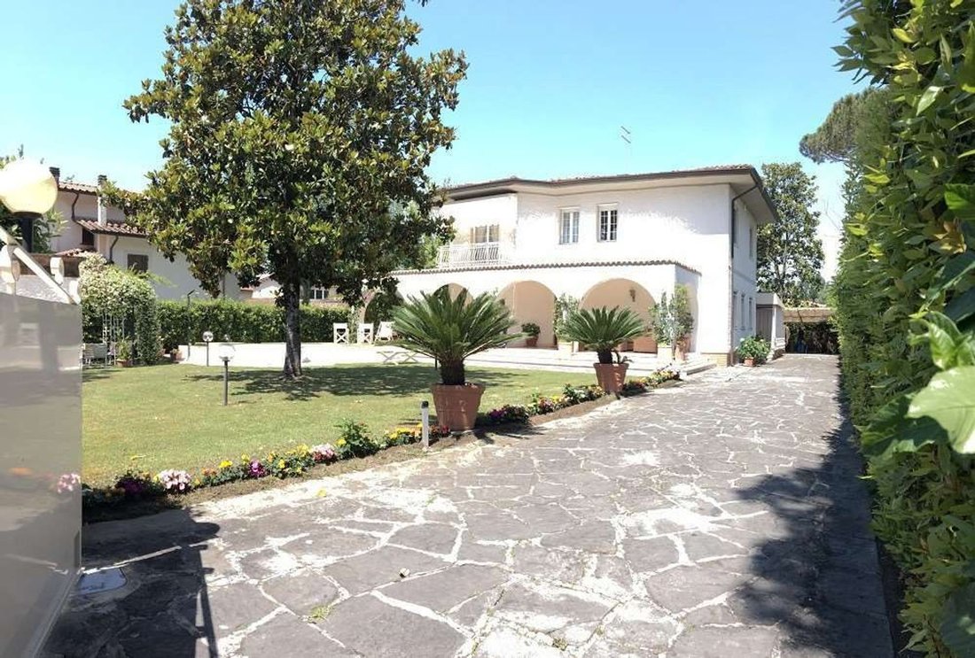 House in Center, Forte dei Marmi, Tuscany 2 - 12268203
