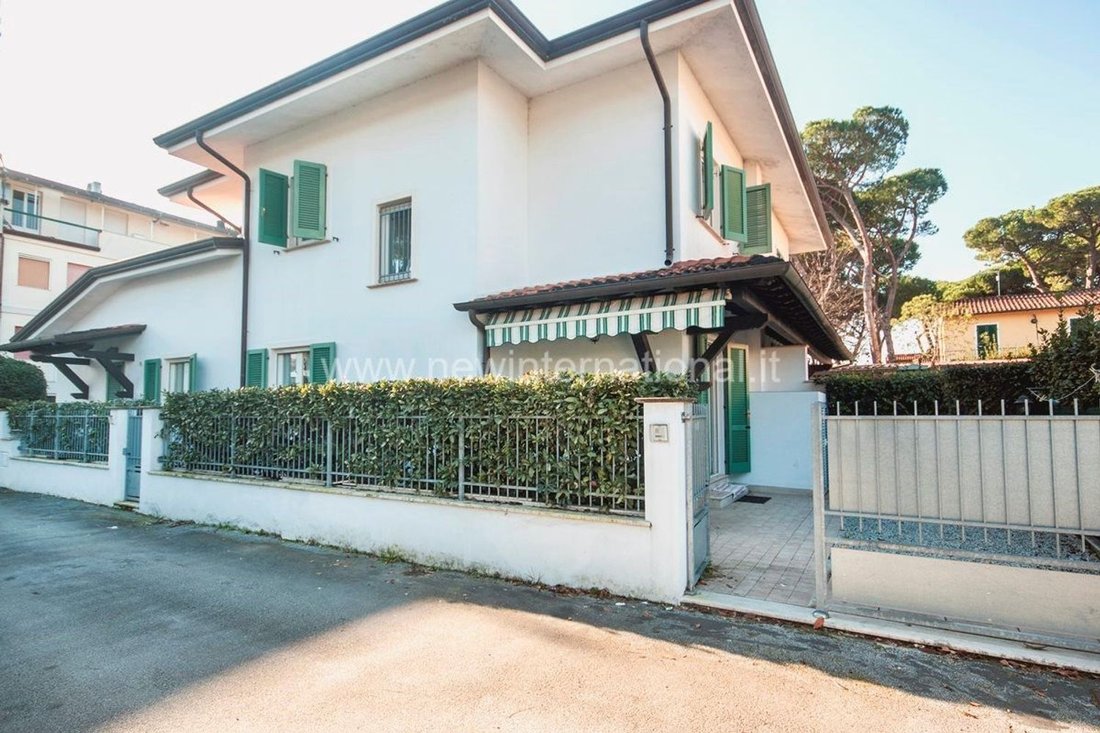 House in Vittoria Apuana, Forte dei Marmi, Tuscany 2 - 12508053