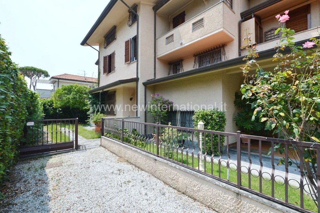 House in Center, Forte dei Marmi, Tuscany 2 - 14383008