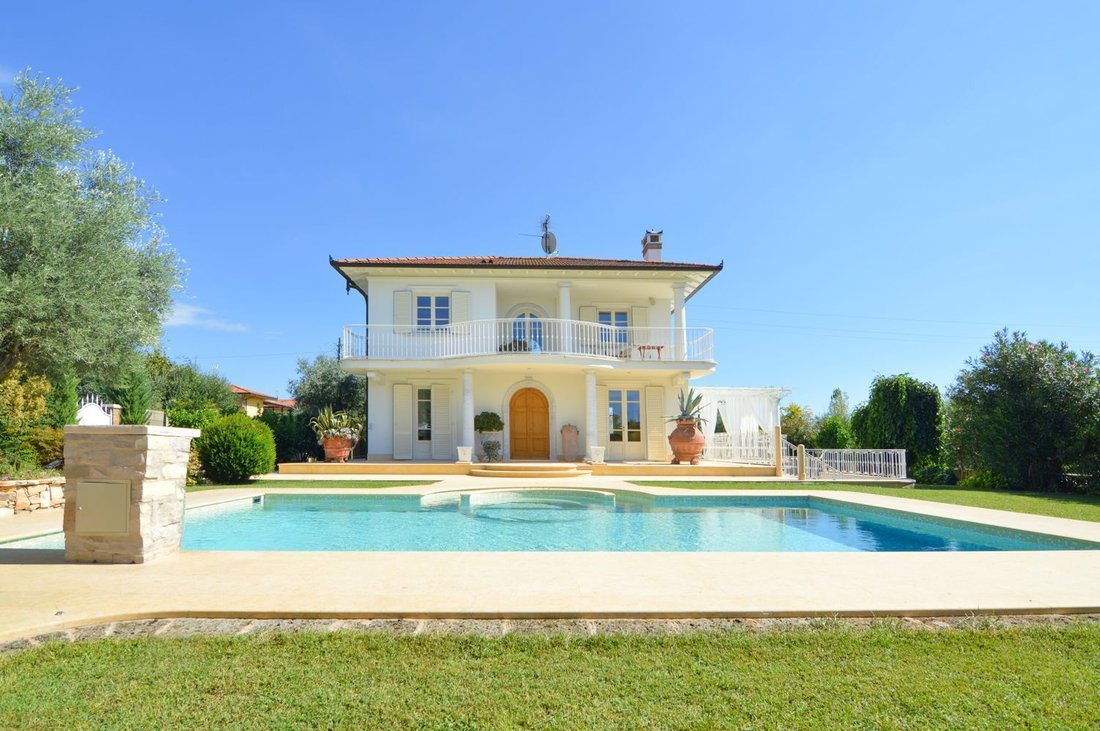House in Pietrasanta, Tuscany, Italy 3 - 12268328