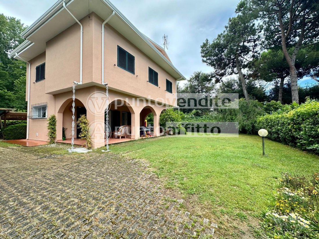 Villa in Ronchi, Massa, Italy 1 - 14432018