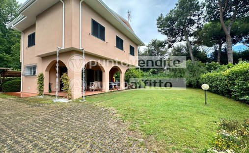 Villa in Ronchi, Massa, Italy 1