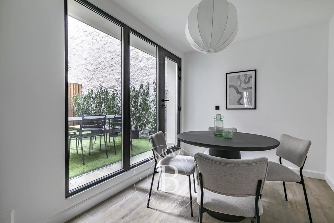 Paris 15 Commerce Emile Zola Renovated 270m² In Paris, île De France