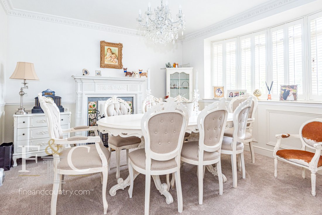 5 Bedroom Detached House For Sale In In Hoddesdon, England, United