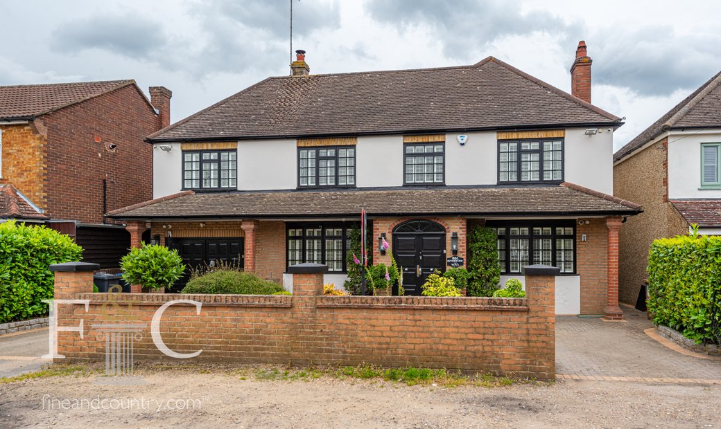 5 Bedroom Detached House For Sale In In Hoddesdon, England, United ...