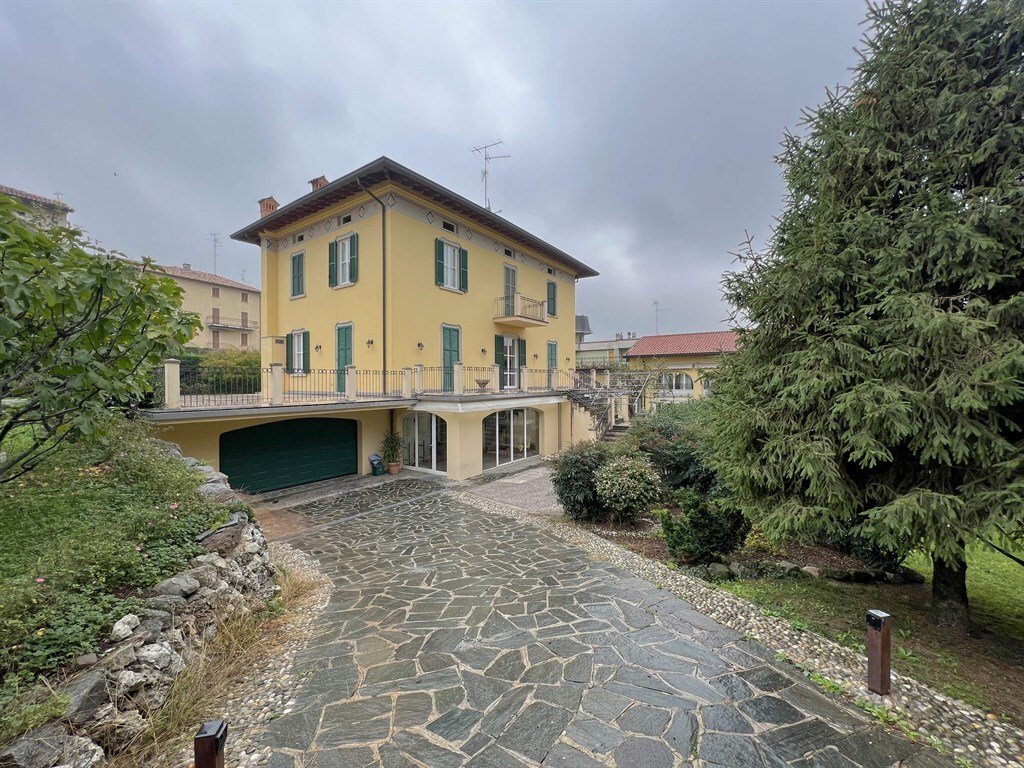 Villa in Bulciago, Lombardy, Italy 1 - 14442432