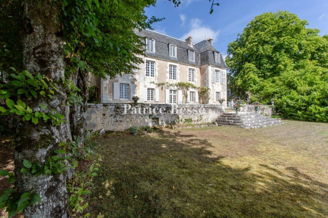 Le Rêve de Pierre: An 18th-Century Chateau’s Whisper in Poitiers’ Heart