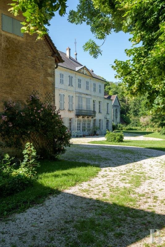 Château des Rêves: An 18th-Century Directoire Masterpiece in Jura’s Golden Light