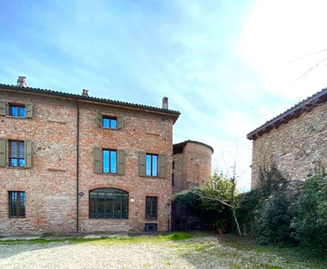 Niviano’s Crown: A Medieval Castle Whispering to the Trebbia’s Song