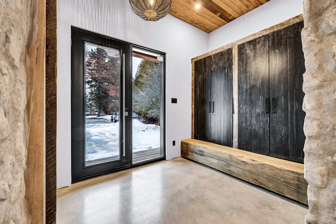 Modern Elegance With Breathtaking River Backdrop In Alcove, Quebec