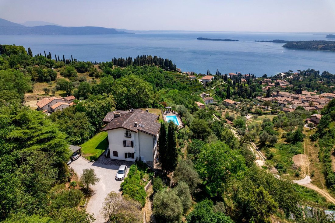 Villa in Gardone Riviera, Lombardy, Italy 1 - 14472557