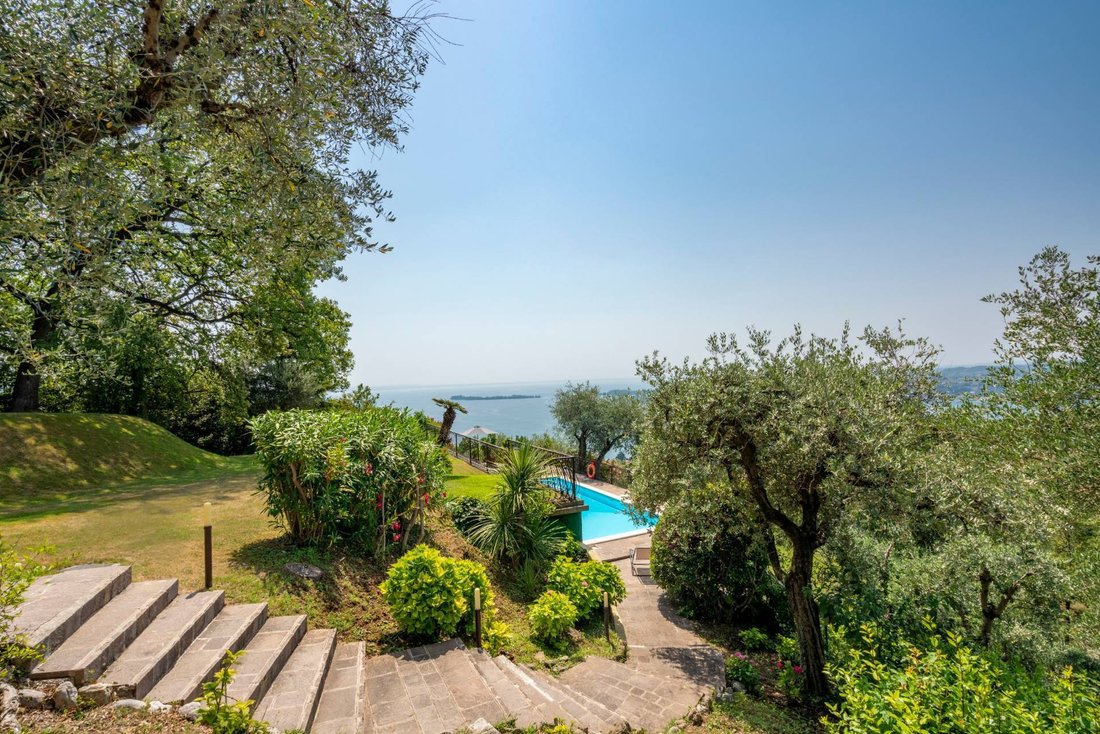Villa in Gardone Riviera, Lombardy, Italy 5 - 14472557