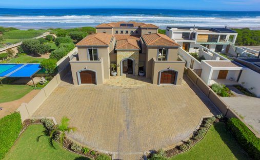 Luxury country homes with pool for sale in Myoli Beach, Sedgefield ...