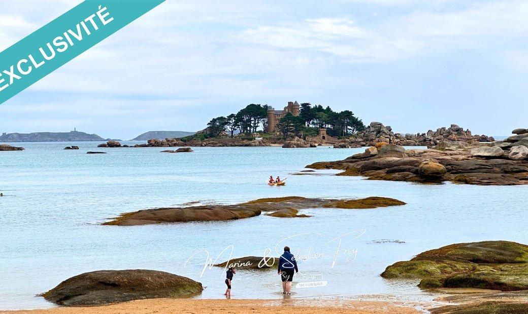 Grande Maison Contemporaine à Pied De La Plage. In Trégastel, Brittany