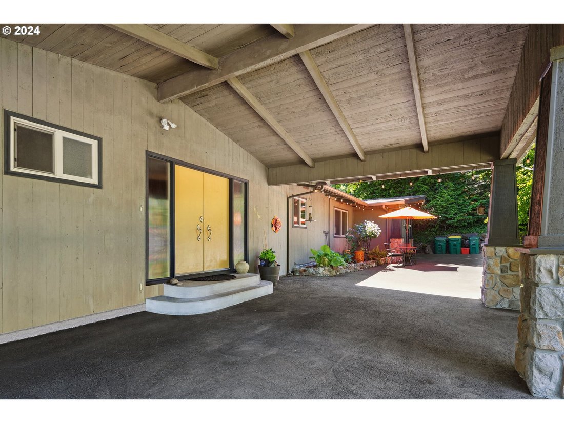 Mid Century Modern Daylight Ranch In In Cedar Hills, Oregon, United ...