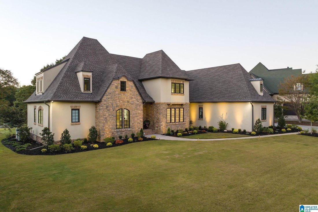 Meticulously Updated Home In In Vestavia Hills, Alabama, United States