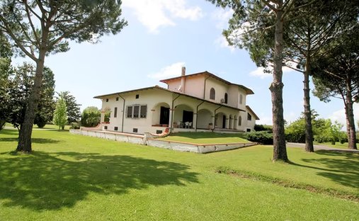 Villa in Pietrasanta, Tuscany, Italy 1