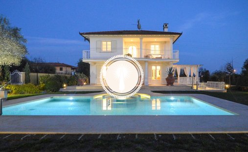 Villa in Pietrasanta, Tuscany, Italy 1