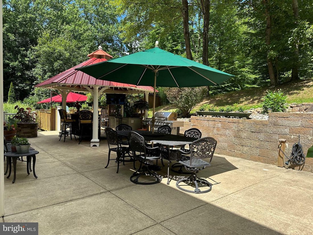 Oasis Privado De Más De Tres Acres En Manassas Park, Virginia, Estados