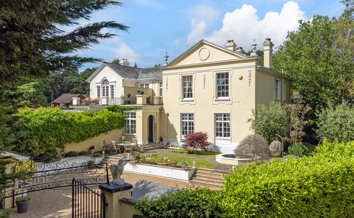 Country House in Heatherside, Surrey Heath, England 1