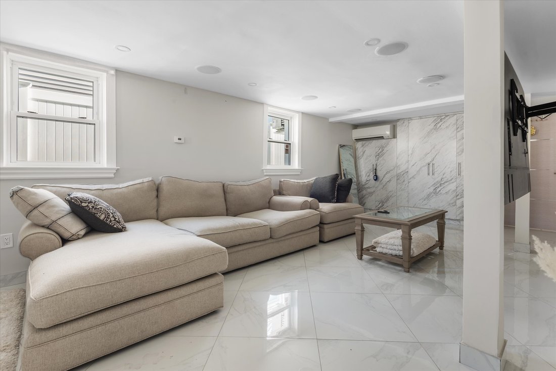 House in New York, New York, United States 3 - 14489212