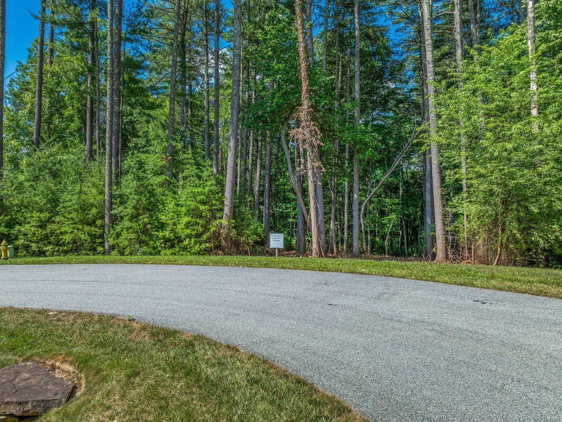 Land in Asheville, North Carolina, United States 4 - 14447890