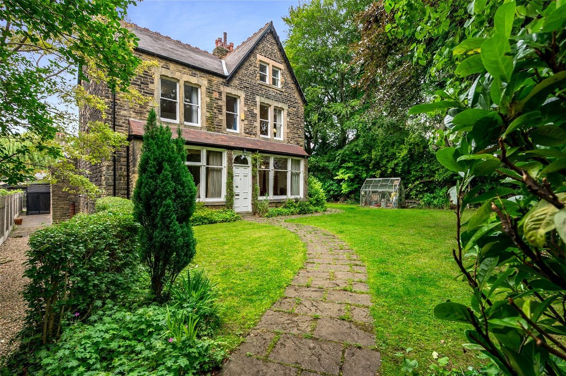 House in Roundhay, Leeds, England 1 - 14499301