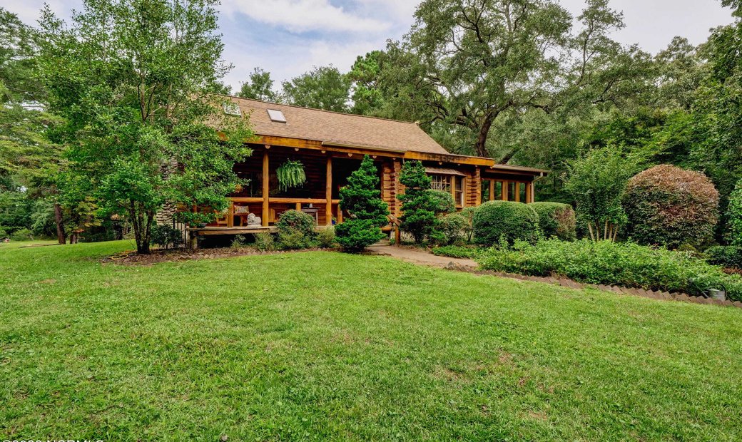 Secluded Cabin On Over 32 Tranquil In Sea Breeze, North Carolina