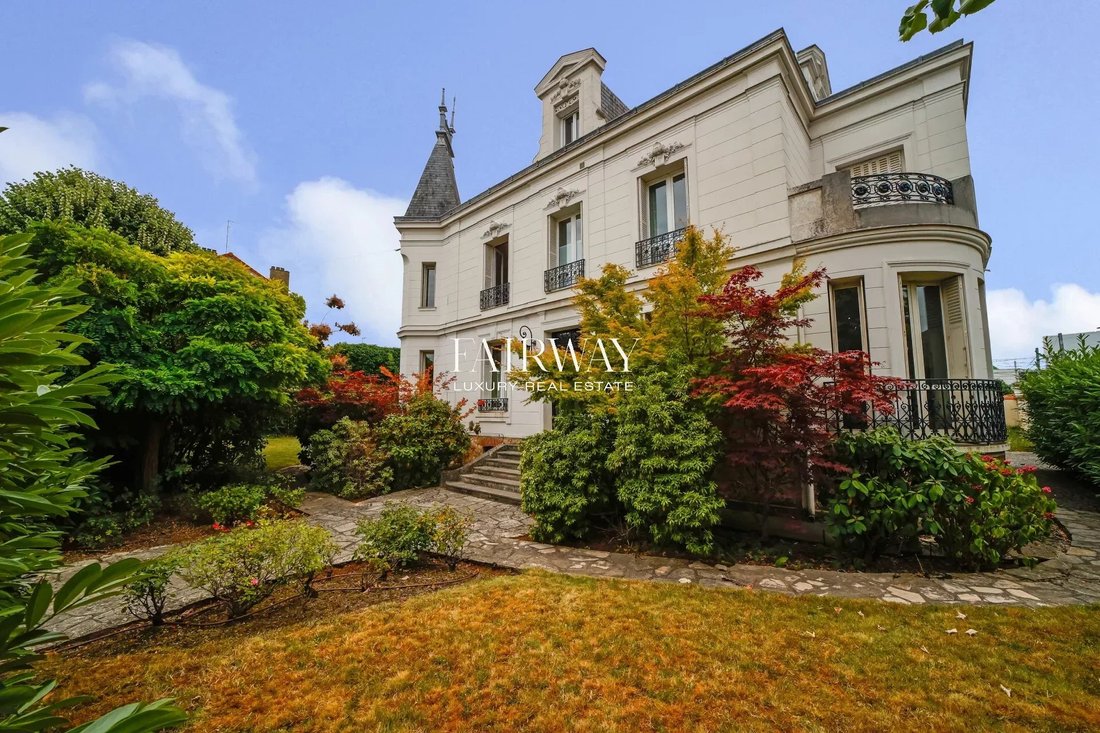 A Mansion With No Overlooking In Charenton Le Pont, île De France