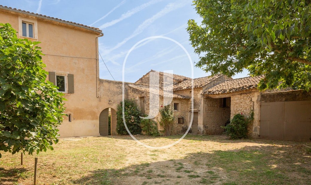 Hamlet House To Renovate For Sale In Goult, Provence Alpes Côte D'azur