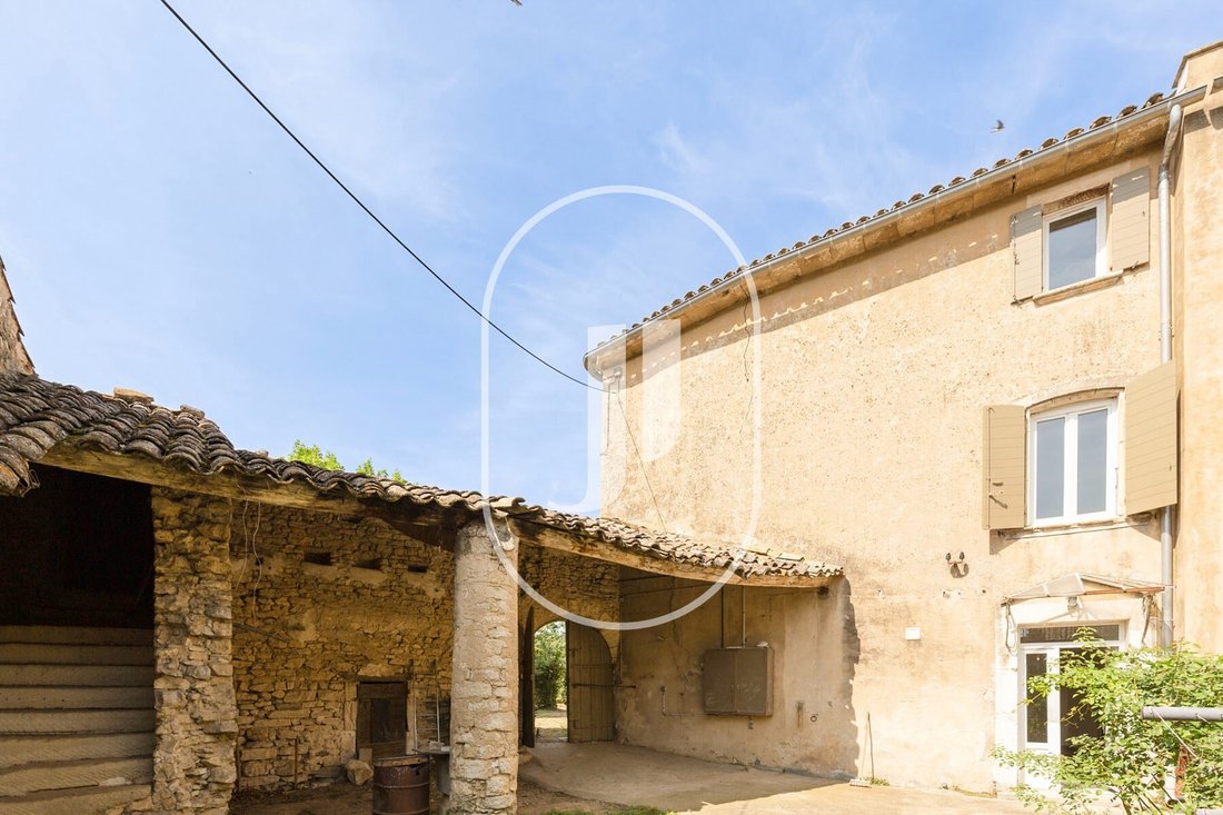 Hamlet House To Renovate For Sale In Goult, Provence Alpes Côte D'azur